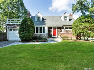 14 Washington Ave E, Glen Head, NY 11545