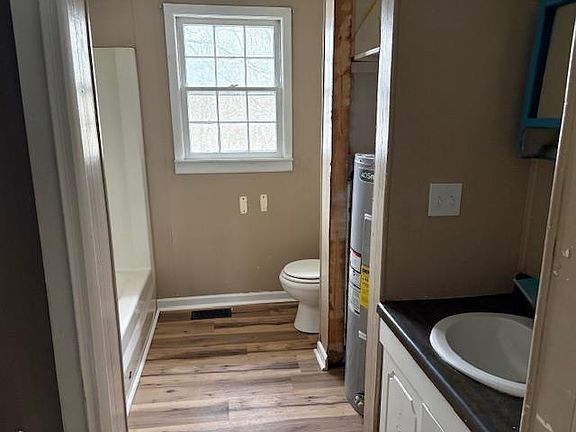 5th image of 305 Carnation Dr