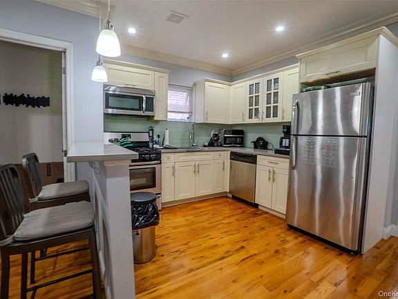 4th image of 749 Vincent Avenue