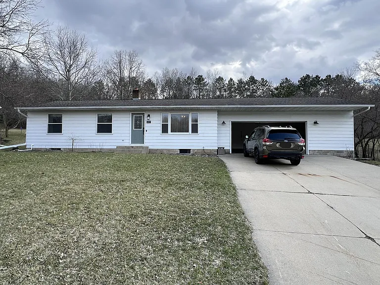 607 James St NE — Photo 1