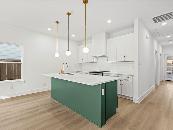 3rd image of 4827 Baldwin St