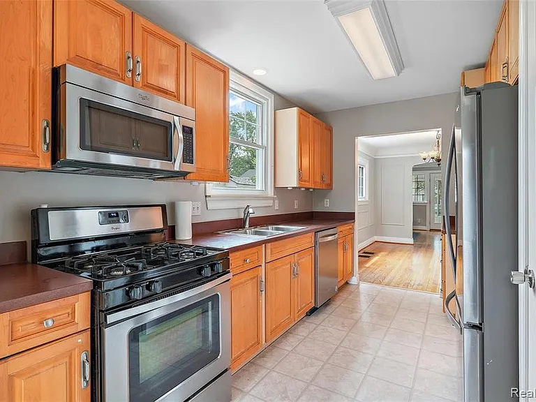 1016 Greenleaf Dr — Photo 2
