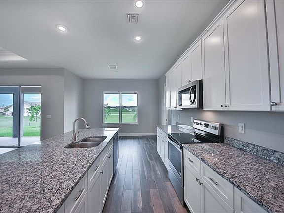 5th image of 826 NE 10th Ter