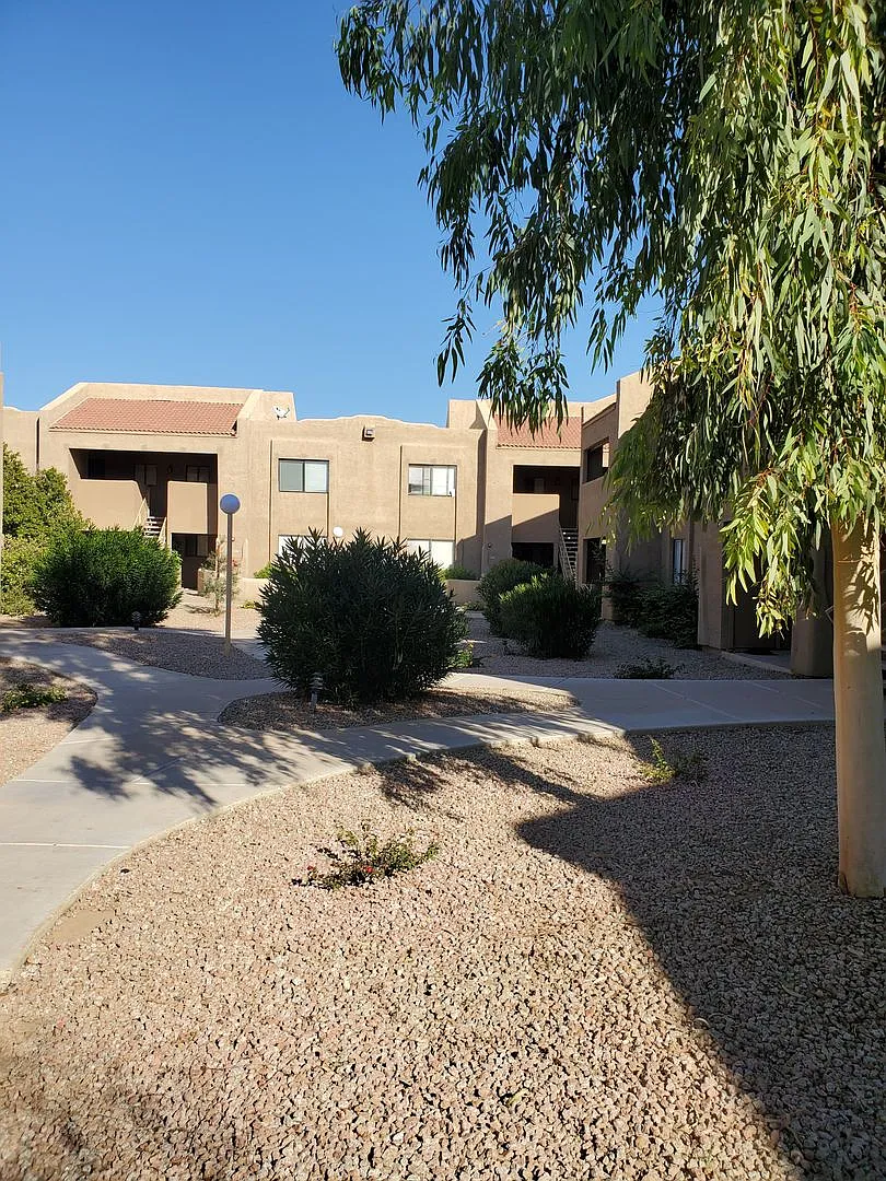 1 Bedroom Condo - Scottsdale - Updated - Ground level - In unit washer/dryer — Photo 3