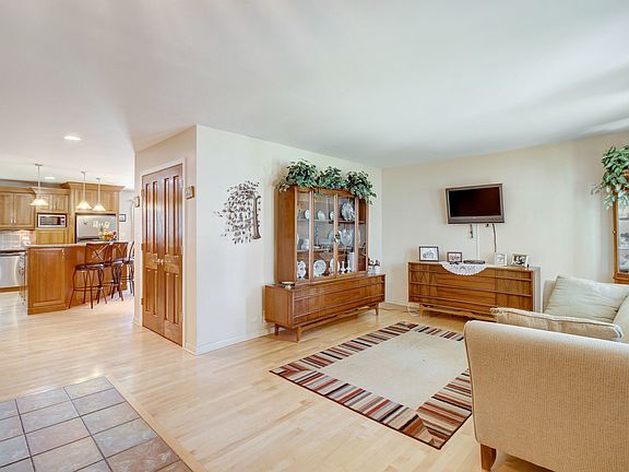 3rd image of 271 Fleetwood Ln