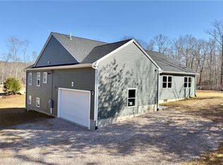 8 Fanning Pl, Hopkinton, RI 02833