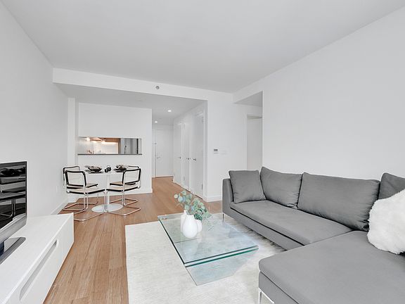 3rd image of 210 E 39th St #403