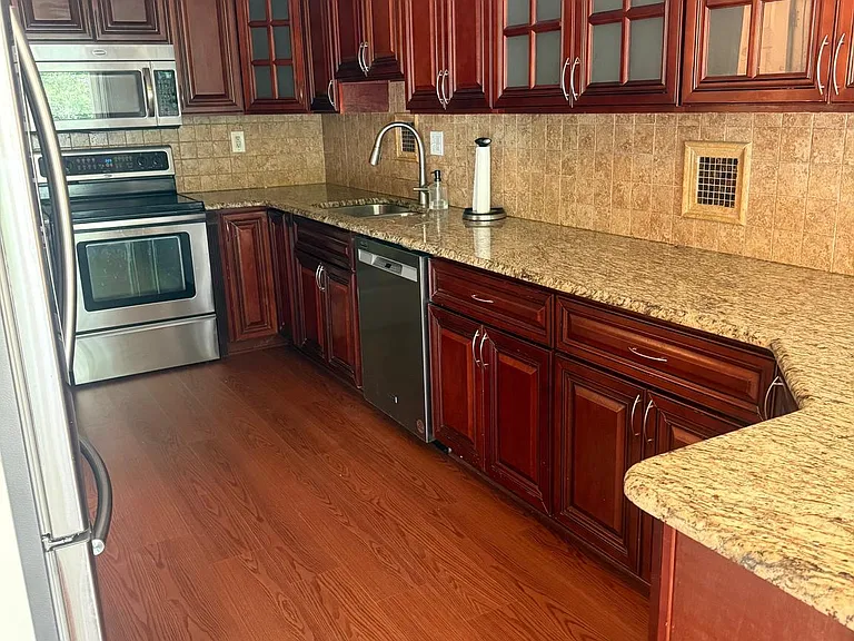 105 Montrose Ave — Photo 10