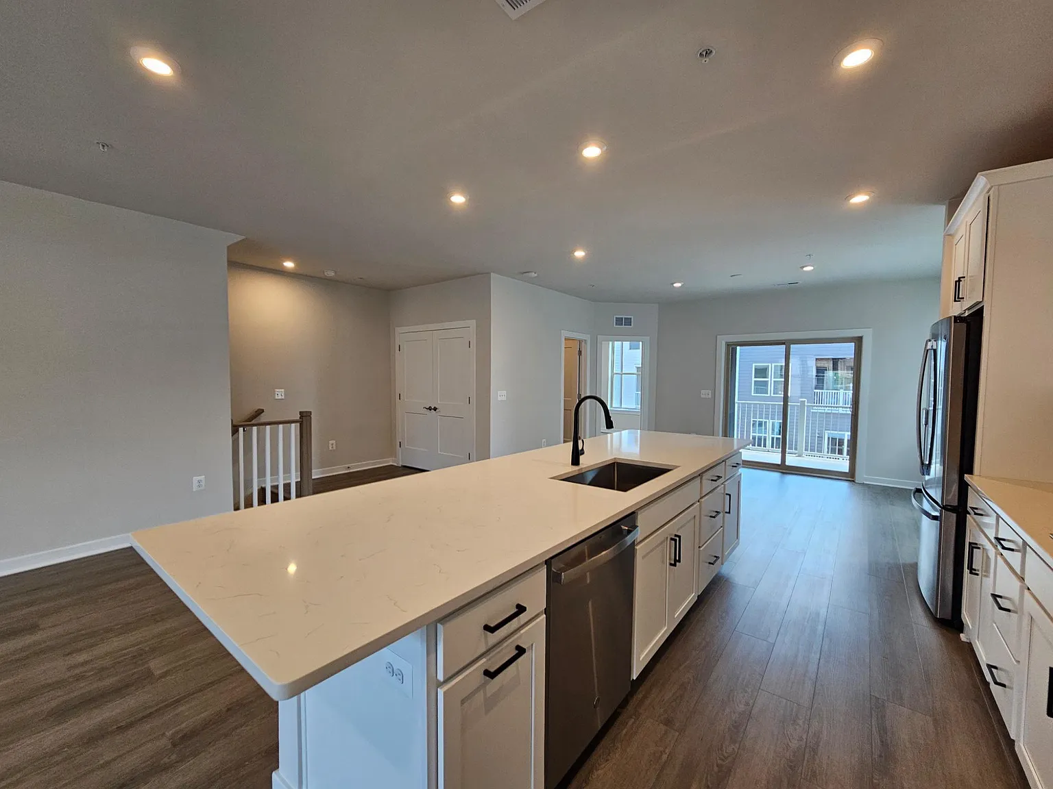 3 bed, 2.5 bath, 2451 sqft, $3,700 — Photo 4