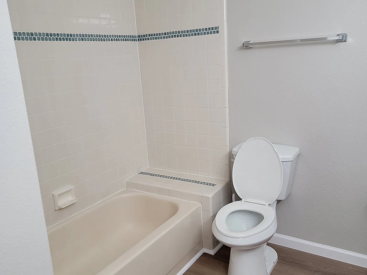 3 bed, 1978 sqft, $2,550 — Photo 2