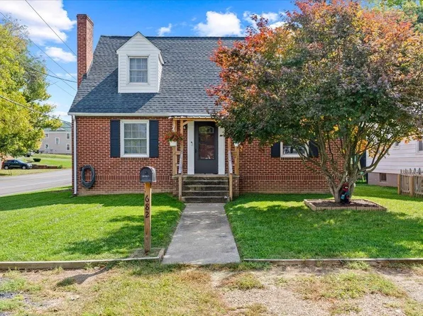 682 Sherwood Ave, Waynesboro, VA 22980