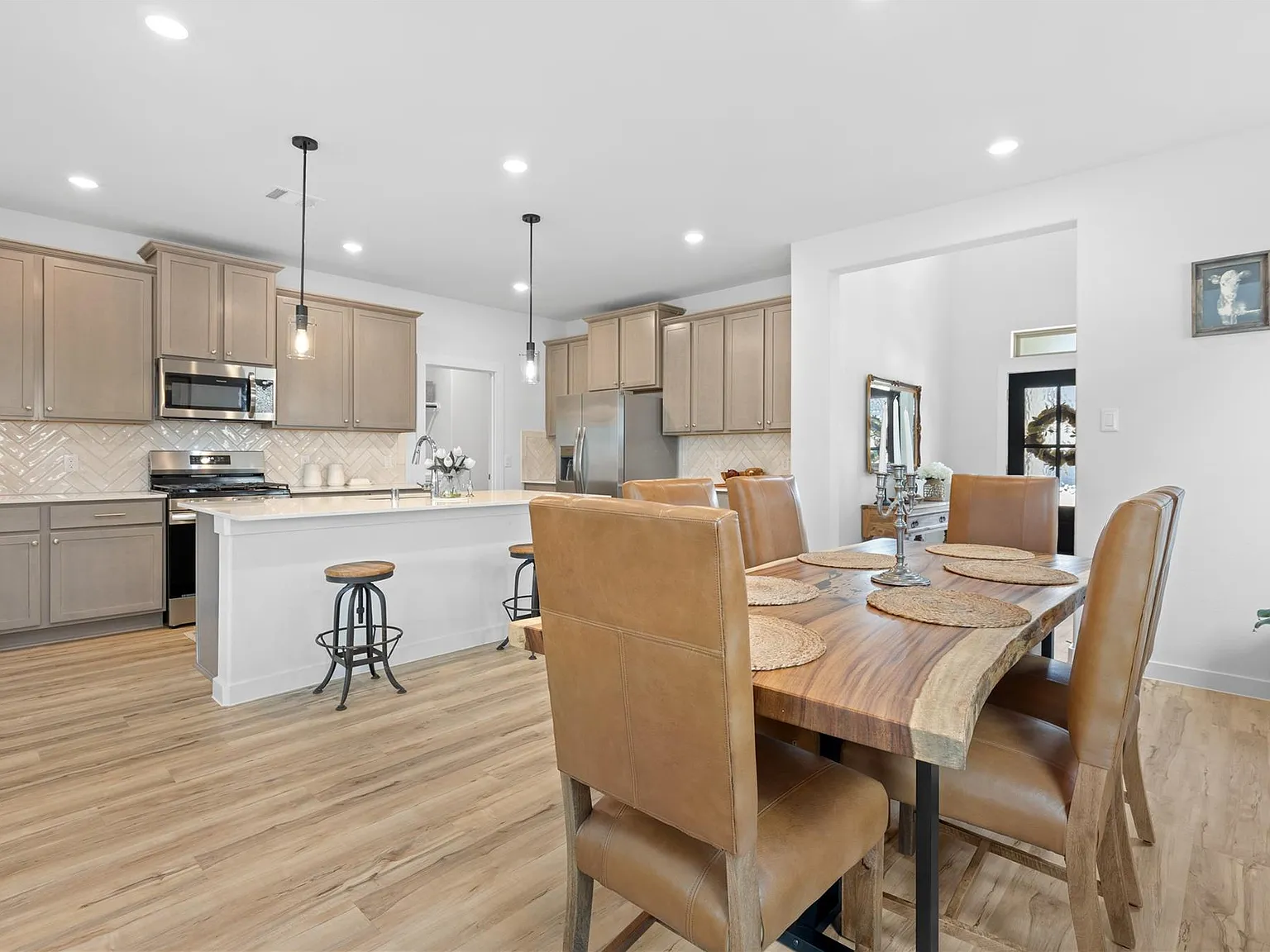 4 bed, 2.5 bath, 2698 sqft, $2,875 — Photo 1