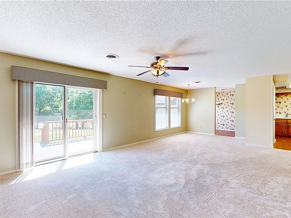 4th image of 36 Melinda Ln
