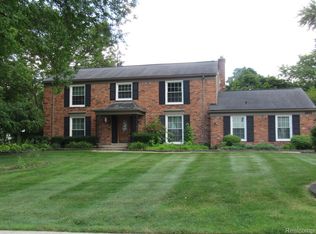 1951 Hunters Ridge Dr, Bloomfield Hills, MI 48304