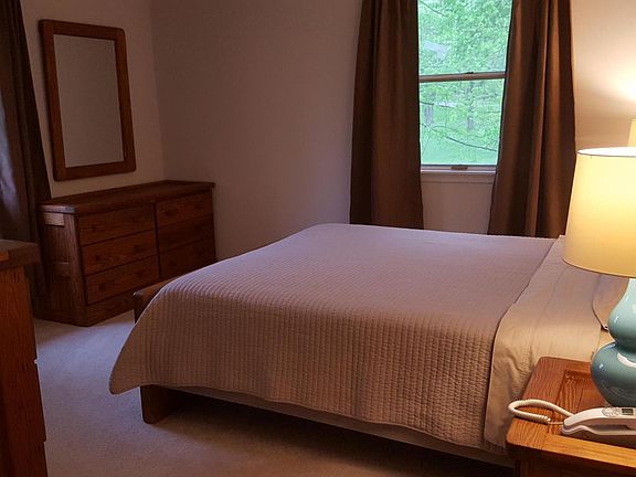 large bedroom (queen)