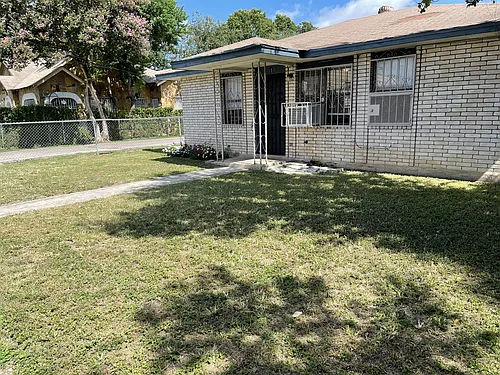 1711 W Cesar Chavez Blvd #1 Photo 1