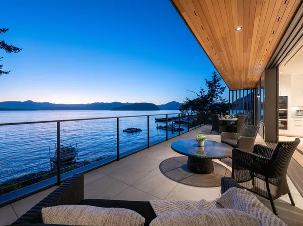 8885 Lawrence Way, West Vancouver, BC V7W 2T7