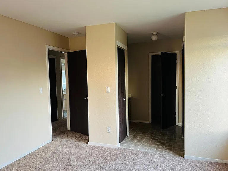 Nice and Cozy Upstairs Triplex Unit — Photo 8
