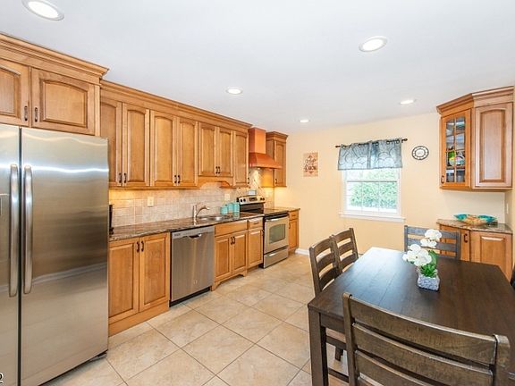 3rd image of 580 Bloomfield Ave #11B