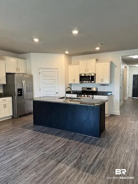 4 bed, 2.0 bath, 1830 sqft, $2,200 — Photo 3