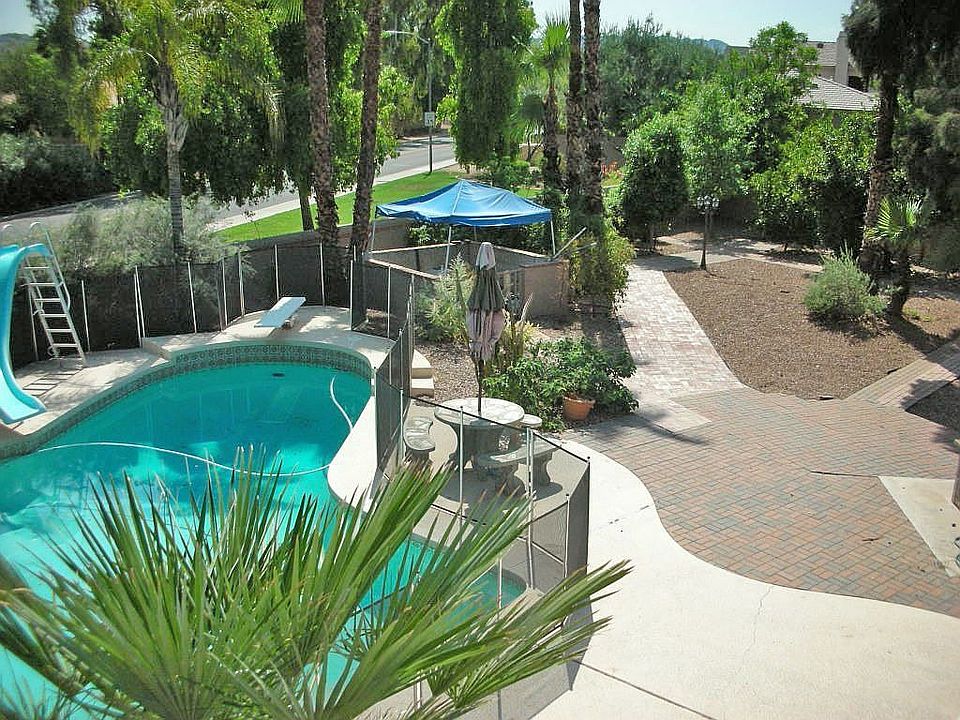 HUGE PARKLIKE BACKYARD