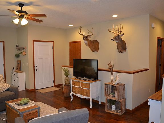3rd image of 816 B Ave W