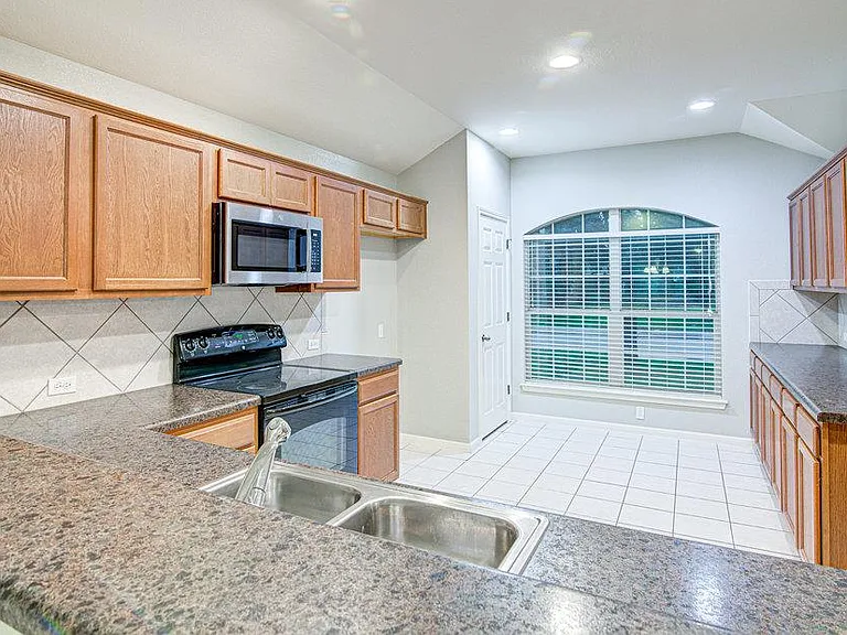 7705 Pebble Creek Dr — Photo 4