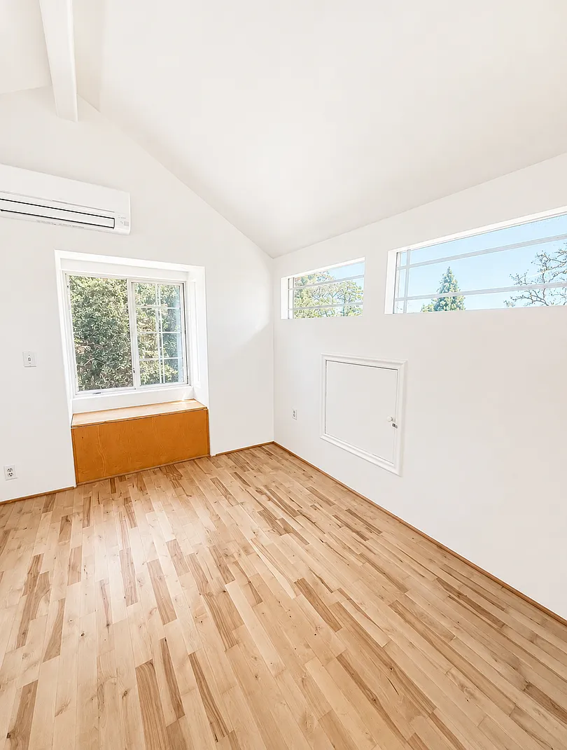 Brand New Upstairs 1 Bedroom ADU with Private Entrance & Backyard Access — Photo 3