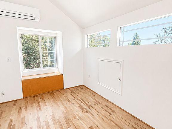 3rd image of 1472 Chanticleer Ave