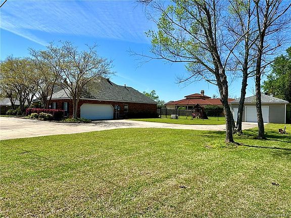 3rd image of 4513 Country Club Ln
