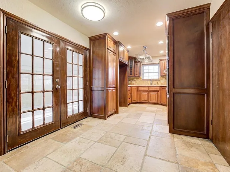 Silver Creek Dr — Photo 1
