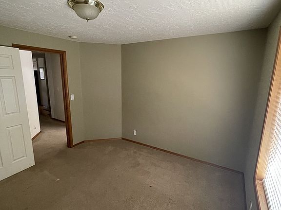 4th image of 1131 SE 61st Way