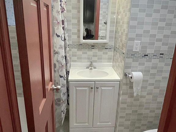 3rd image of 600 College Pl #2