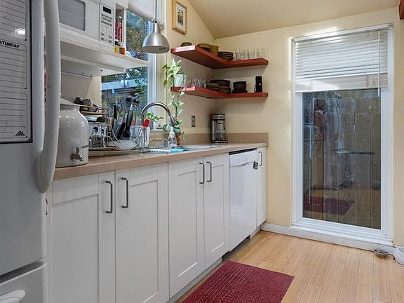 3rd image of 2110-2112 Camino Ct