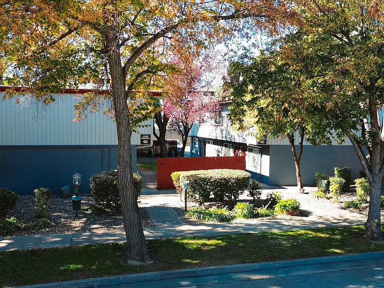 I Street Apartments — Photo 4