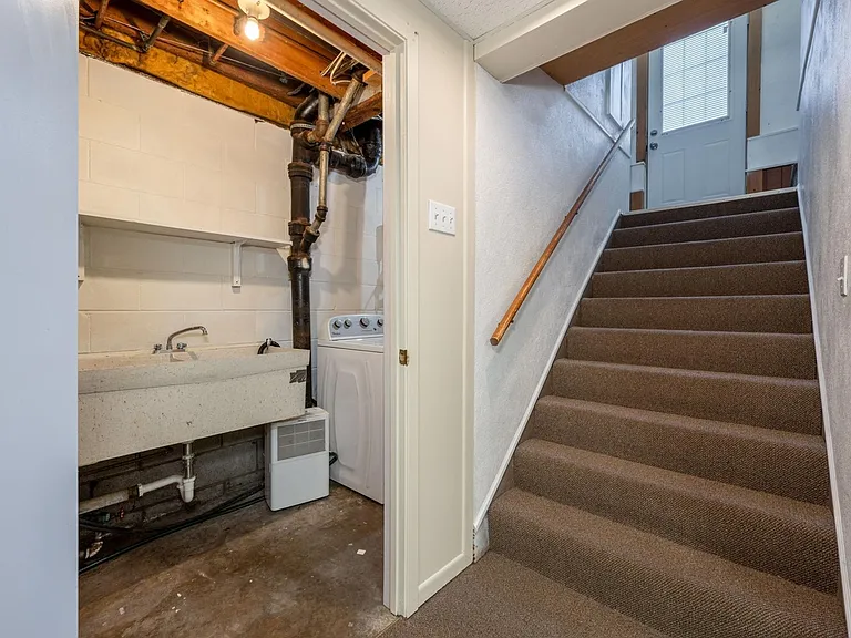 911 NW 8th St #1 — Photo 3