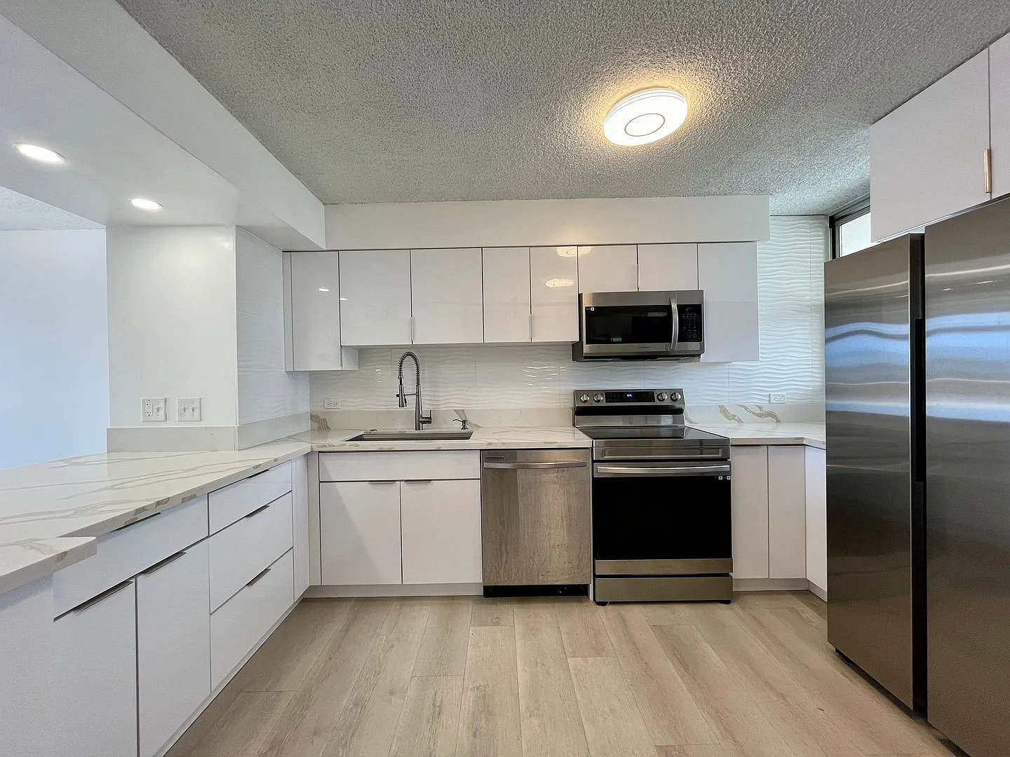 Large 2 Bed, 2.5 Bath Condo in the Ala Wai Plaza with 1 Parking — Photo 1