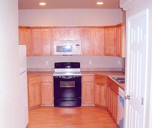 4th image of 16810-16812 E Broadway Ave