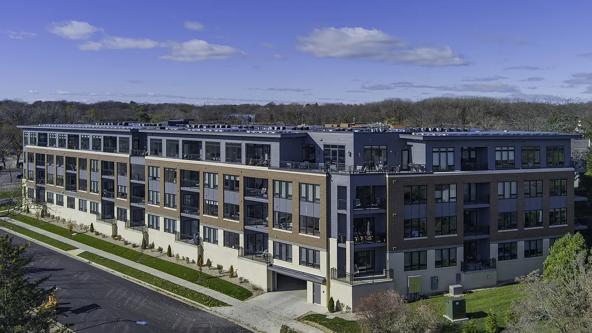 Building Photo - Lake 61