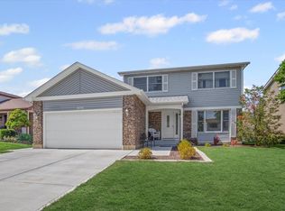 870 Debra Ln, Elk Grove Village, IL 60007