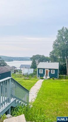 15 Sutton Rd, Hopatcong, NJ 07843