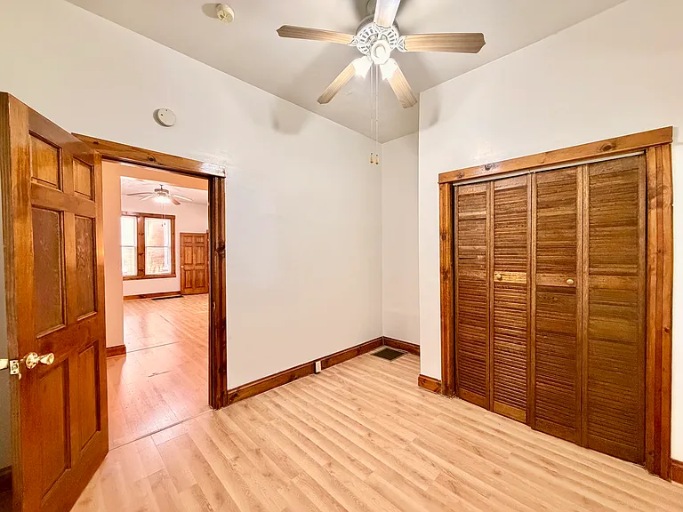 223 S 6th St — Photo 17