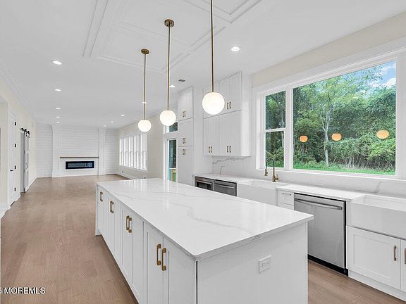 3rd image of 1656 N Bay Avenue