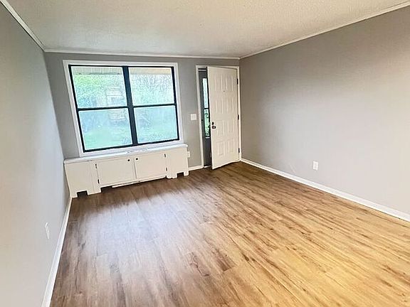 3rd image of 803 Amhurst Dr
