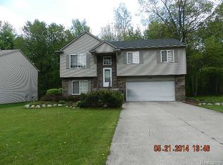 7191 Eagle Landings Ln, Waterford, MI 48327