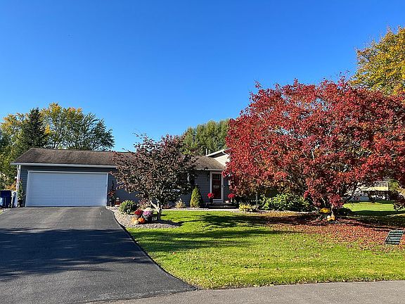 3rd image of 5 Commodore Cir