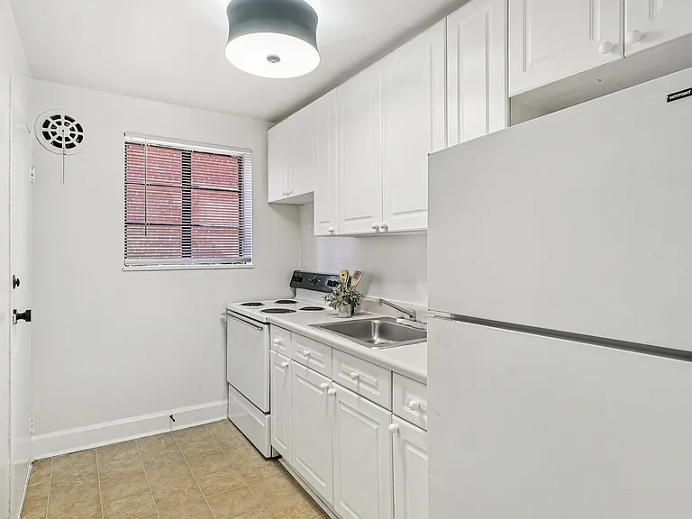 Cameron Court Apartments — Photo 54
