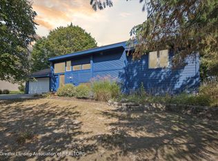 1138 Cliffdale Dr, Haslett, MI 48840