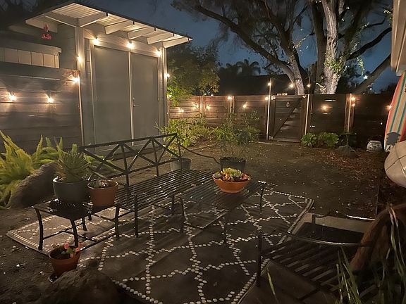 Private courtyard (lighting stays)