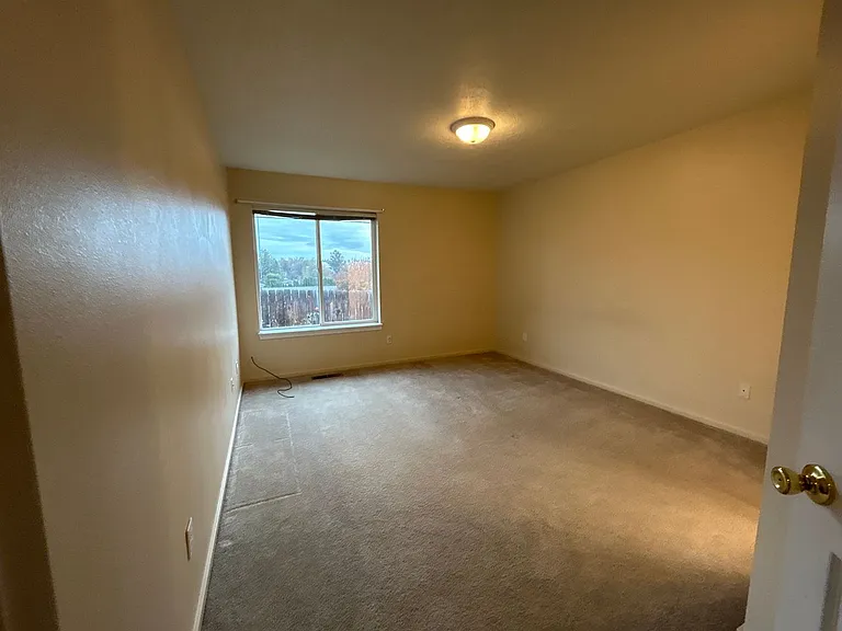 450 NE Hillcrest St — Photo 10